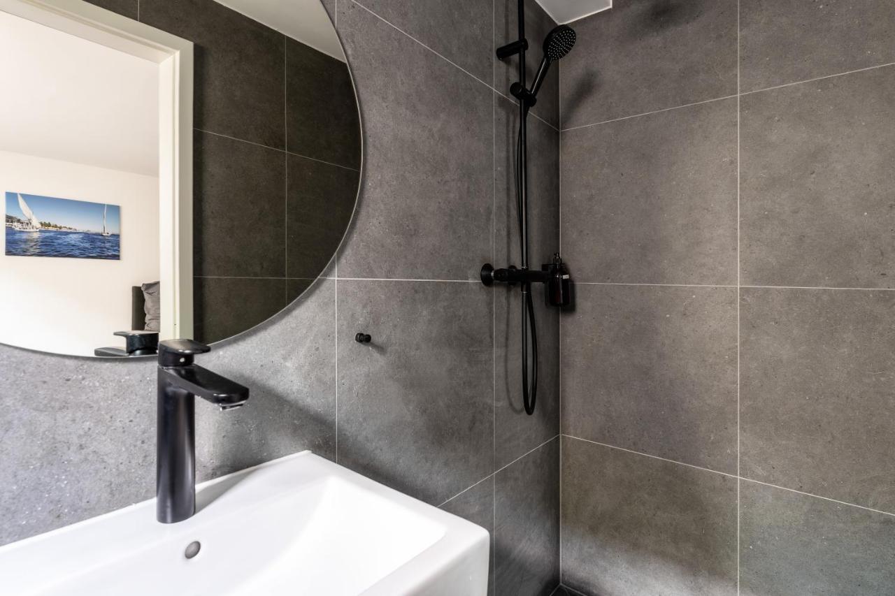 Modernes Basement-studio Mit Kingsize-wasserbett Und Walk-in Dusche Mit Guter Anbindung In Innenstadt