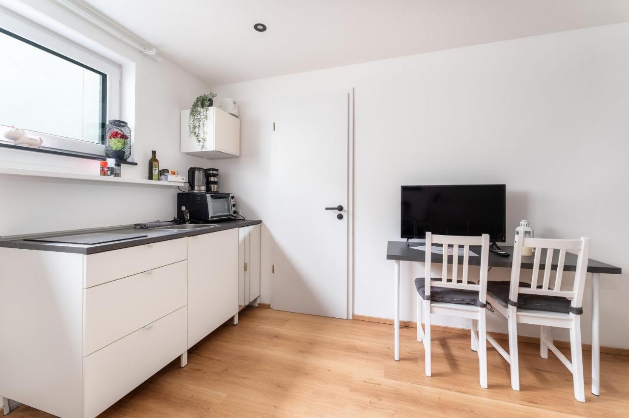 Modernes Basement-studio Mit Kingsize-wasserbett Und Walk-in Dusche Mit Guter Anbindung In Innenstadt